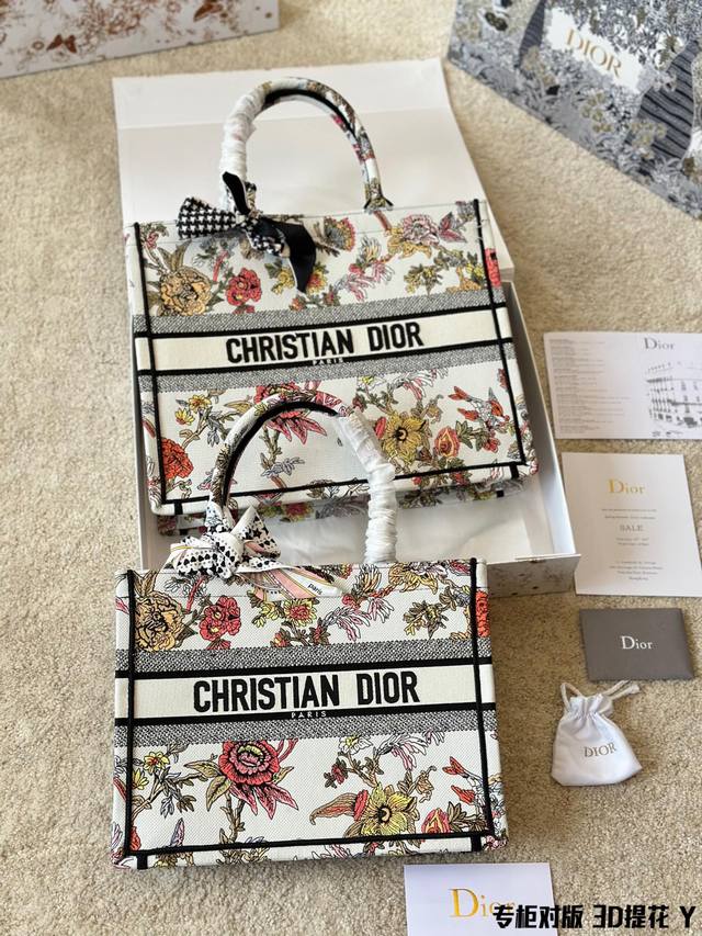 原单 Dior Book Tote是由christian Dior艺术总监maria Grazia Chiuri签名的原创作品 现已成为品牌的经典之作 这款小号 - 点击图像关闭