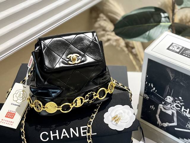 油蜡皮 折叠礼盒 Chanel 23P Mini 金币双肩包 黑色系的搭配很适这季节 复古氛围感瞬间拉满 尺寸19 17Cm
