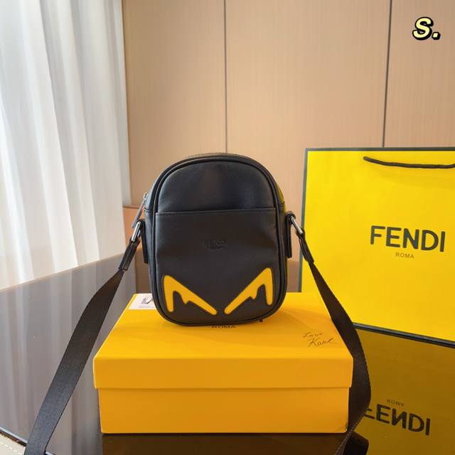 配礼盒 Fendl 芬迪 23新款系列 Fendace 相机包 和谐的色彩搭配 增添了复古的感觉 满满的logo 印花搭配 复古感十足.尺寸 14*6*18Cm