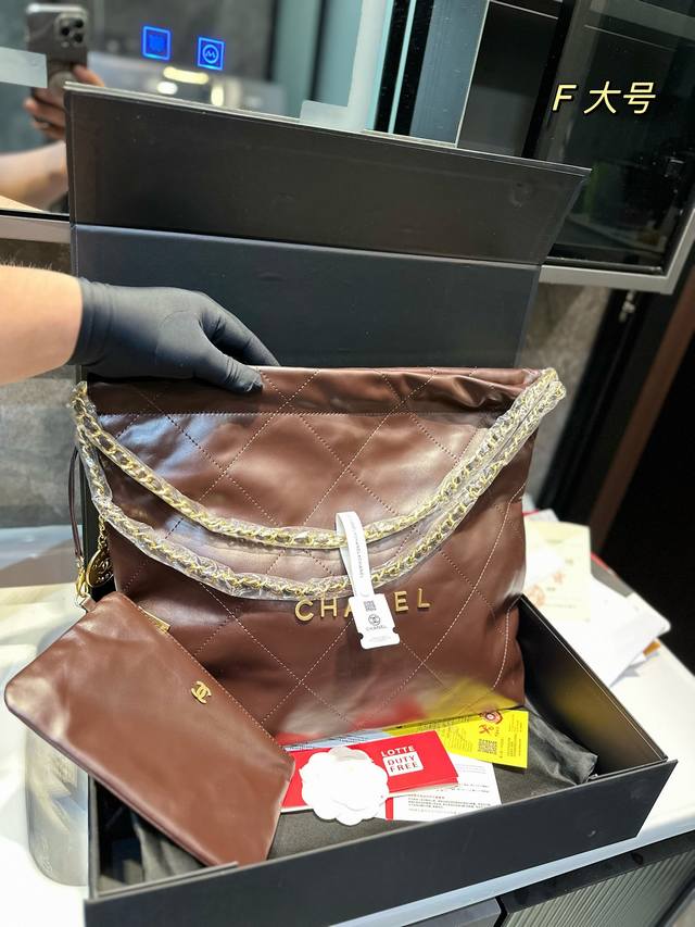 折叠礼盒 Chanel全新配色 皮质油亮柔软光泽小牛皮 22Bag 以数字命名的 垃圾袋 2021 年10 月 Chanel 品牌艺术总监virginie Vi