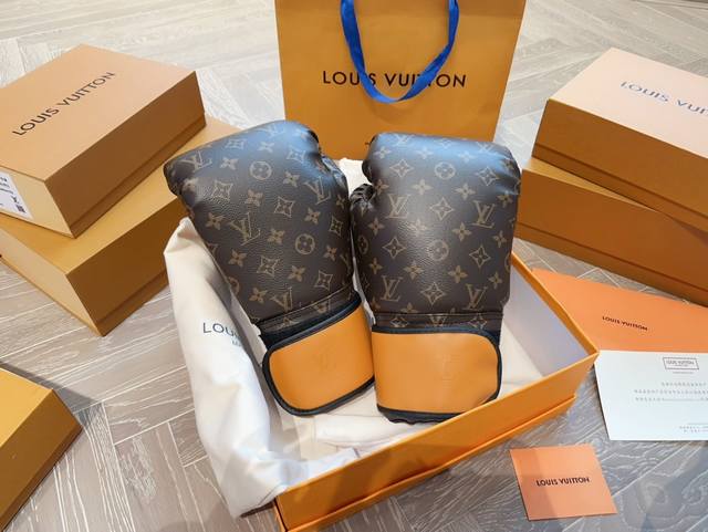 路易威登 Louis Vuitton 为纪念品牌成立160周年特别 发售的lv拳击手套 由 自karl Lagerfeld 卡尔拉格斐 设计 Vip限定品 据说