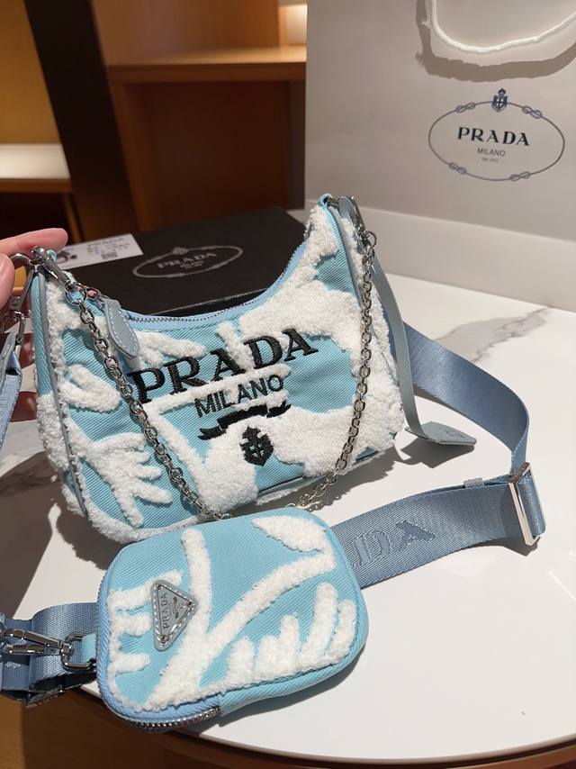 Prada 普拉达 女士re-Edition 刺绣hobo腋下包 三合一 尺寸22Cm 礼盒包装 - 点击图像关闭