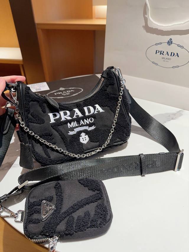 Prada 普拉达 女士re-Edition 刺绣hobo腋下包 三合一 尺寸22Cm 礼盒包装