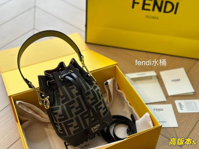 折叠盒 Fendi Mon Tresor小号水桶手袋 2022年米兰时装周街拍中 潮人们背的最多的包包大概就是fendi芬迪的这款水桶包了 配有抽绳和fend金