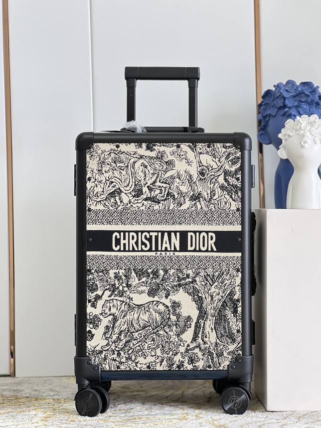 独家实拍 Cd拉杆箱 Christian Dior 行李箱 拉杆箱 又来一组时尚新宠 这种复古形的拉箱有自己独特的一种时尚干练风 实力颜值都在线盘他 标志性的o