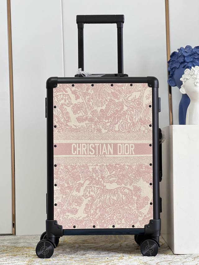 独家实拍 Cd拉杆箱 Christian Dior 行李箱 拉杆箱 又来一组时尚新宠 这种复古形的拉箱有自己独特的一种时尚干练风 实力颜值都在线盘他 标志性的o