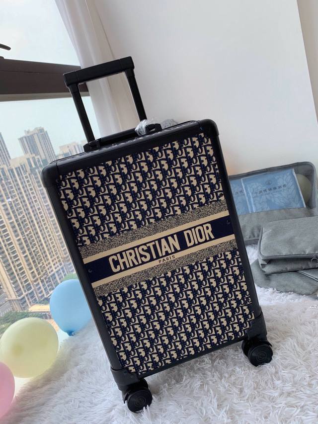 迪.奥 Christian Di0R 行李箱 拉杆箱 又来一组时尚新宠 这种复古形的拉箱有自己独特的一种时尚干练风 实力颜值都在线盘他 标志性的oblique