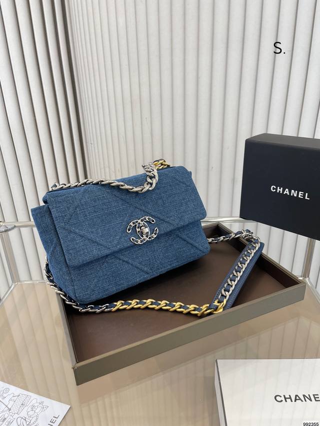 Chanel香奈儿19 Bag 拿到手里才感觉到它的魅力 时尚休闲 上身绝美 这份质感 小仙女们值得拥有 尺寸 25 17