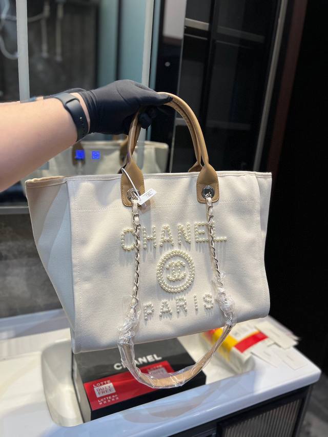 礼盒包装 Chanel年度最美超仙的珍珠刺绣沙滩包 香奈儿沙滩包融入了珍珠元素真的是仙气很多大号还有手柄可以单肩的同时还能手提 容量真的是超大呀完全可以做旅行包