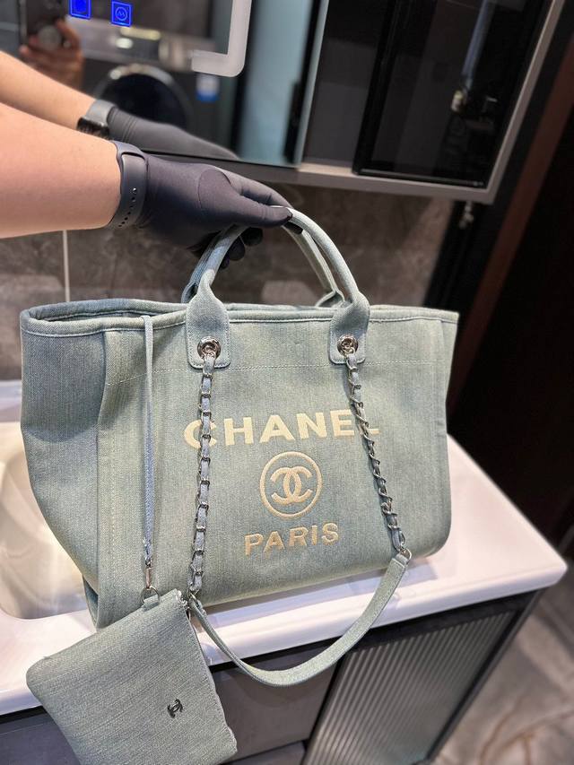 高品质 Chanel 新款香奈儿沙滩包购物袋 Chanel沙滩包每年都会出新的款 跟老款不同的logo装饰更加高端大气 容量超级可妈咪包 简约休闲的设计深受欢迎