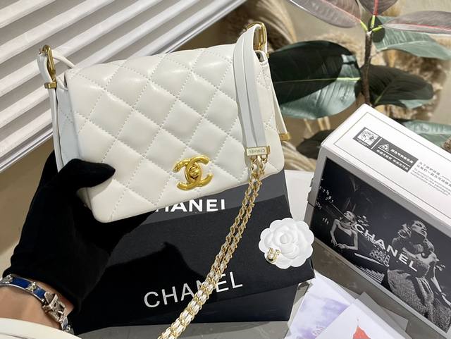 折叠礼盒 Chanel 23B 邮差方胖子 邮差方胖子都是感觉属于实用型 包身羊皮 黑金搭 配 整体全是经典元素 手拎斜挎都超级美 完全是日 常包包必用款 可以