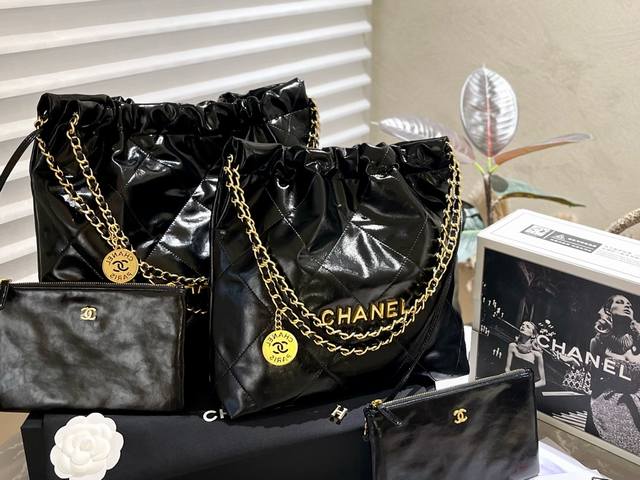 原厂油蜡皮 折叠礼盒 Chanel 垃圾袋 皮质油亮柔软光泽小牛皮 22Bag 以数字命名的 垃圾袋 2021 年10 月 Chanel 品牌艺术总监virgi