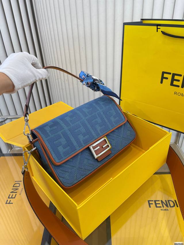 折叠盒 Fendi 芬迪法棍包 手提斜挎包 Fendi Baguette强势回归 标志性翻盖设计 Ff磁扣开合 尺寸 26 15 20 11