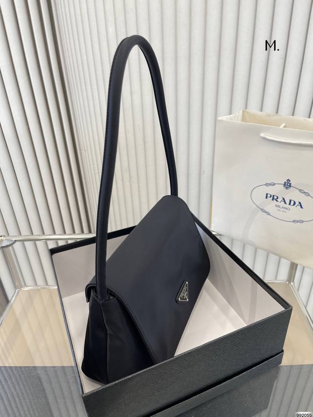 配盒 普拉达手提包 Prada如影随形 充满了不一样的帅气感 甜酷辣妹穿搭必备 尺寸 26 18