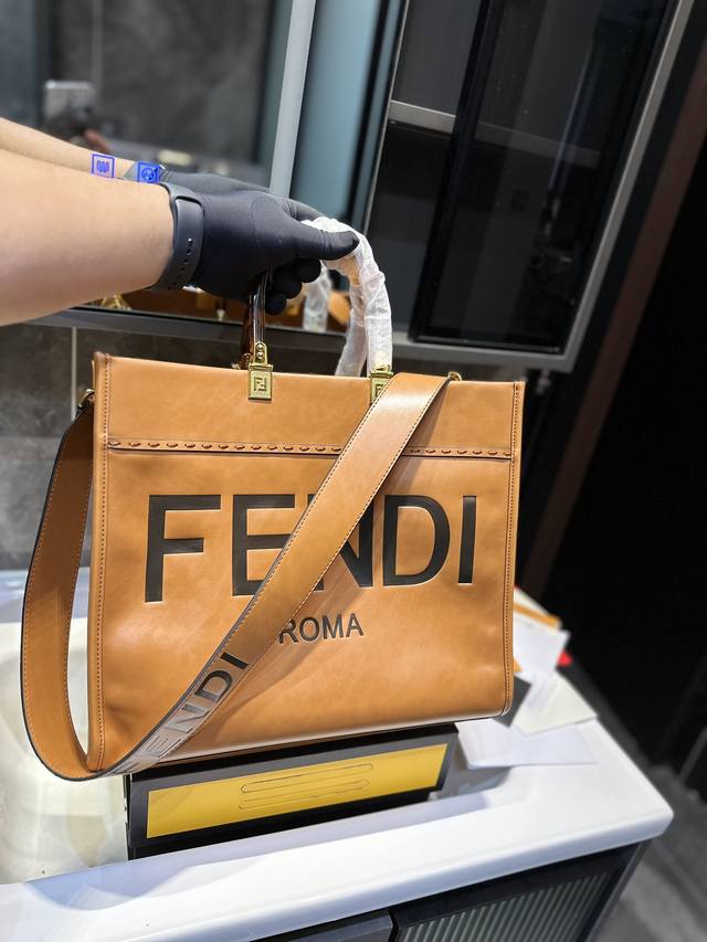 F家 Fendi Peekabo 购物袋 经典的tote造型 但是这款最大的特点 手提腋下c 尺寸36Cm