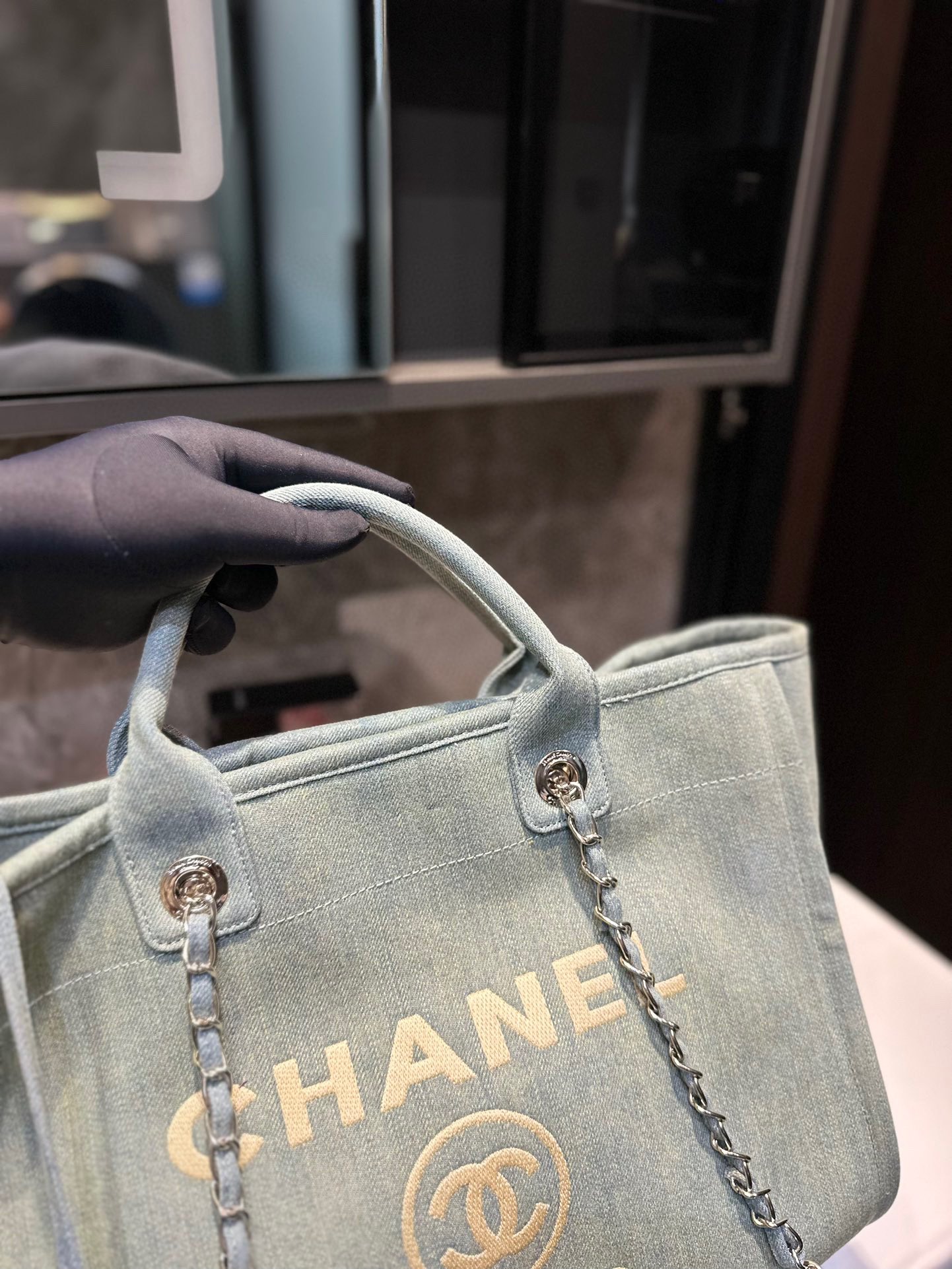 高品质 Chanel 新款香奈儿沙滩包购物袋 Chanel沙滩包每年都会出新的款 跟老款不同的logo装饰更加高端大气 容量超级可妈咪包 简约休闲的设计深受欢迎 - 点击图像关闭