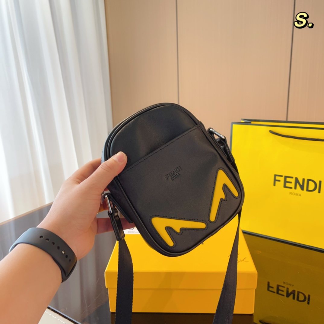 配礼盒 Fendl 芬迪 23新款系列 Fendace 相机包 和谐的色彩搭配 增添了复古的感觉 满满的logo 印花搭配 复古感十足.尺寸 14*6*18Cm