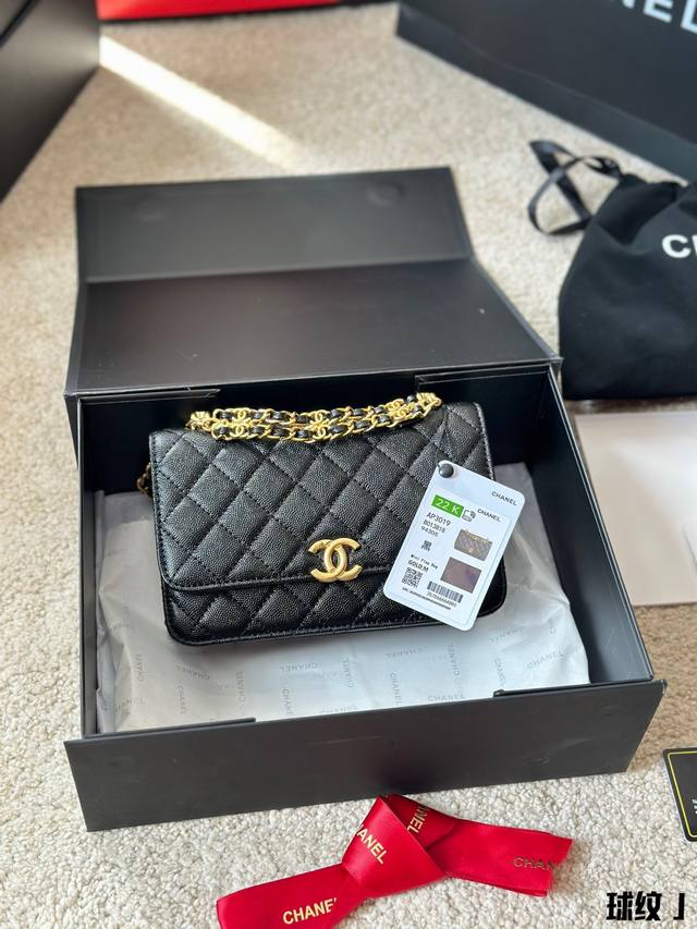 球纹 Chanel 19 字母 Woc 发财包 小香牛皮最近好多明星都在背 Chanel 19 这款包是由老佛爷karl Lagerfeld 和 Chanel现