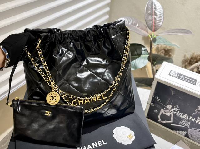 原厂油蜡皮 折叠礼盒 Chanel 垃圾袋 皮质油亮柔软光泽小牛皮 22Bag 以数字命名的 垃圾袋 2021 年10 月 Chanel 品牌艺术总监virgi