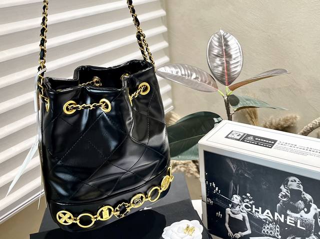 油蜡皮 折叠礼盒 Chanel新品 金币水桶包 油蜡皮质地 时装 休闲 不挑衣服 尺寸21*23Cm