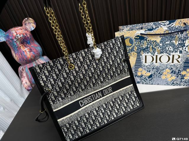 迪奥 Dior购物袋 搭配任何风格的穿搭 舒适又有活力 超级耐看 集美必入 尺寸40.35Cm