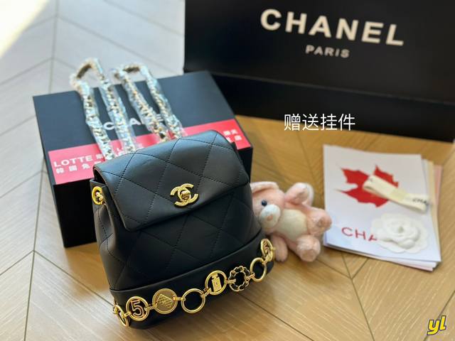 折叠盒 Chanel新品 金币小水桶双肩包 五金是浓金色 经典元素装饰环环相扣时装 休闲 不挑衣服 尺寸19*19Cm