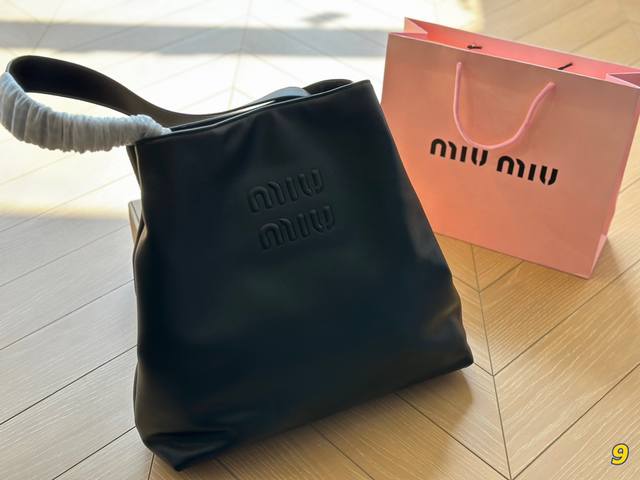 Size 36*37Cm 被miumiu征服的一天 Miuniu Tote托特包 最新秀款包包 跟上大包的节奏 随意慵懒 本季最爆 无法反驳吧了吧