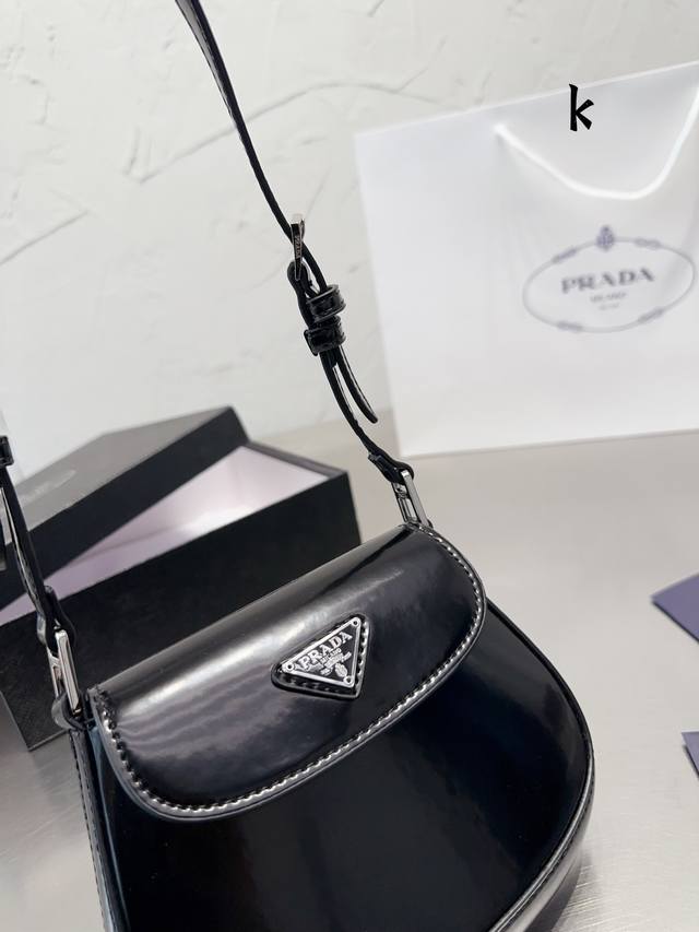 Prada的魔力就在于 立于经典又先于潮流 复古回潮 风刮得这么大 Prada 的hobo包让时髦感一夜之间回到90年代 如果说独享恩宠的hobo包用鲜艳大胆的