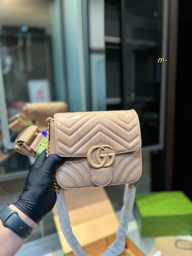 礼盒包装 Gucci新款马蒙marmont小胖子包 Gucci Gg Marmont终于出新款了方方正正的一只小胖子 尺寸18*17