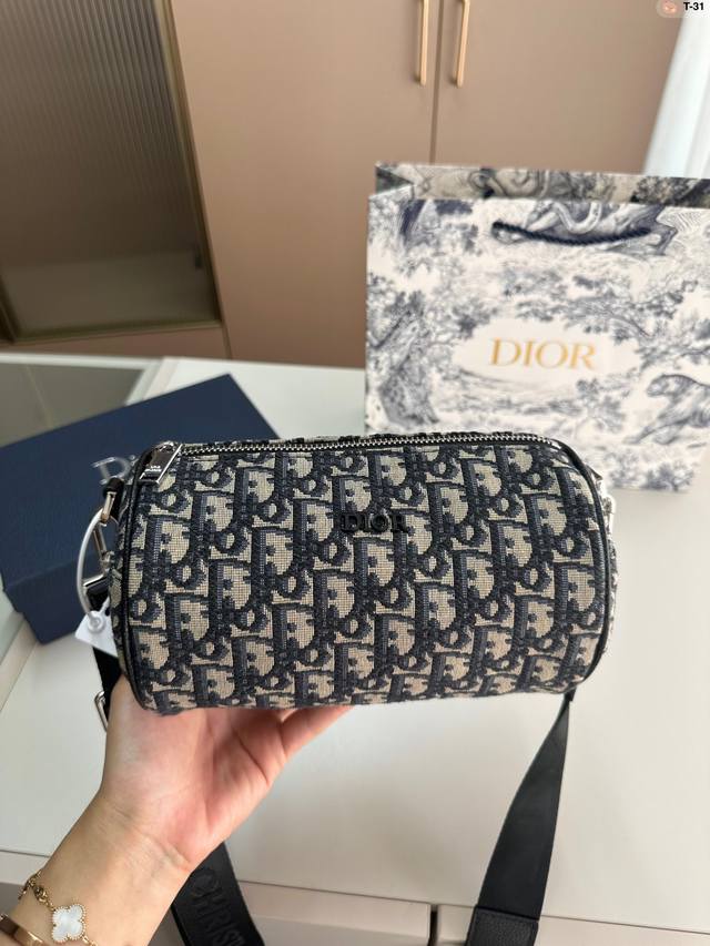 老花圆桶包dio Oblique Roller Bag 这款dior经典老花图案小筒包简直自带爆款体质 超难买的dior Homme圆筒+Dior经典老花 无论