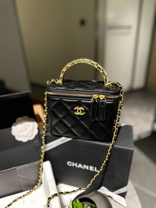 折叠礼盒包装 Chanel 23A 新品 高级镶金镂空编织手柄 盒子包 化妆包 小箱子 最近的盒子包系列真的好火 小盒子当然是异常可爱啦 尺寸 16 10 8C