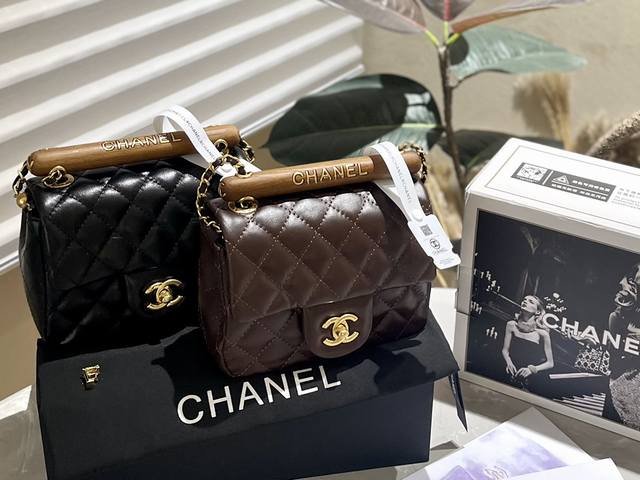 顶级纯皮 折叠礼盒 Chanel 23新品 木质手柄 方胖子 牛皮质地 时装 休闲 不挑衣服 尺寸17Cm