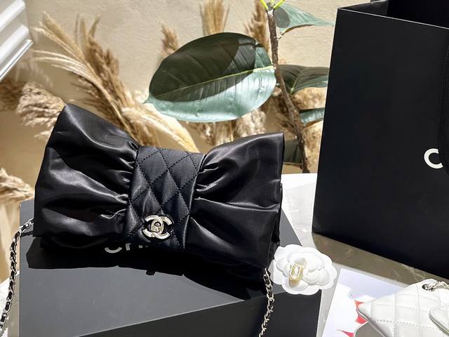 折叠礼盒 香奈儿蝴蝶结晚宴包 Chanel 23A高级手工坊系列让人想到小魔女 富有光泽感的缎面呈现出的蝴蝶结造型 稍显年轻却又流露出神秘感 有种魔女气质在身上