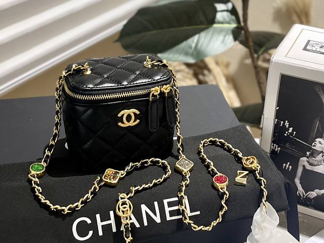 原单 折叠礼盒包装 Chanel 23P限定 宝石链条 盒子包 包链上都是小香的icon元素 小箱子 最近的盒子系列们 小盒子当然是异常可爱啦 不得不承认金球是