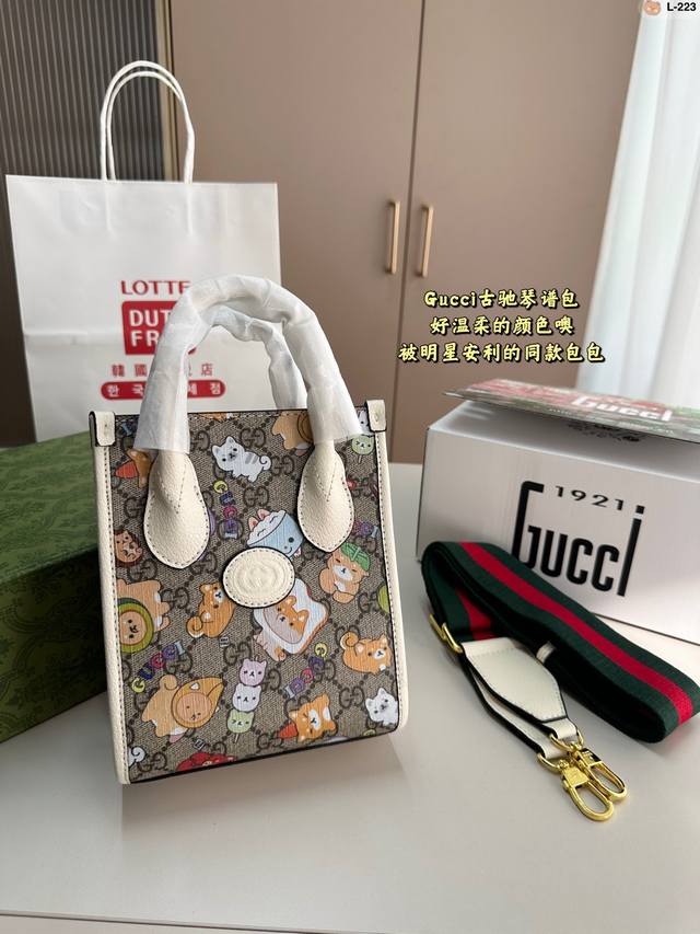 Gucci 新款mini Tote 琴谱包 复古 年轻 很酷 很好搭配衣服 这一枚侧面够宽 容量很足 可以肩背 手提 肩带可以调节 L-223尺寸16.7.19