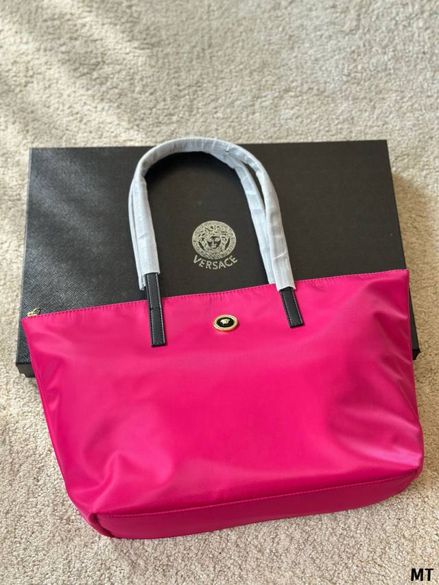原版布 Versace Outlet Nylon Medusa 手提包 上班美人 或者 靓妈们 最喜欢的手提包 方便v轻防水 可以放很多东西 重点它还是拉链的