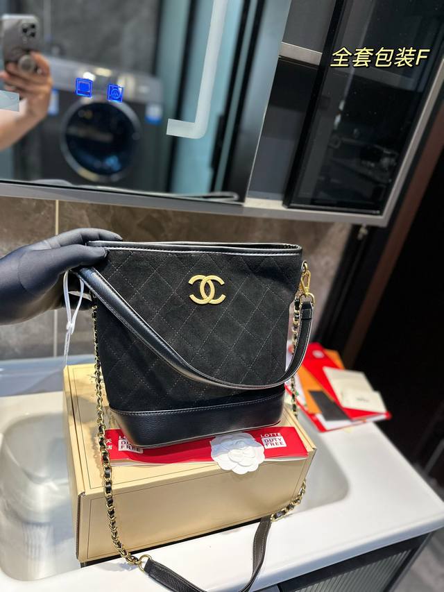 折叠礼盒 香奈儿 Chanel 水桶包 慵懒随性又好背 黑色 棕色 上身满满的惊喜 高级慵懒又随性 彻底心动的一只 Size 22 24Cm - 点击图像关闭