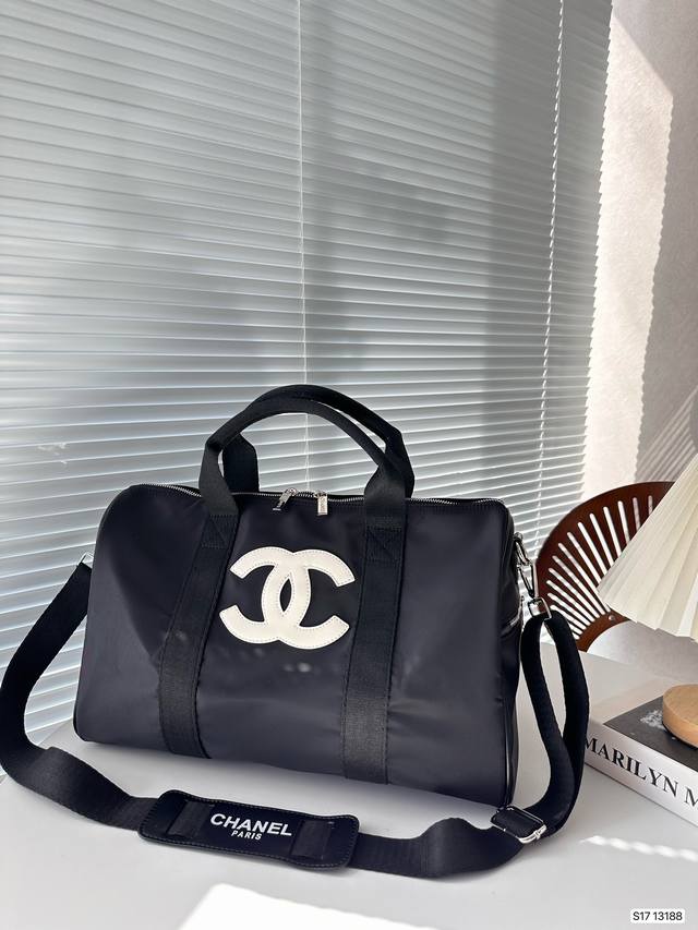 Chanel 新品 最热门的香奈儿旅行袋 每个明星网红人手一个的节奏 特点是容量巨大 材质也是今年大热的流行元素 简洁的字母设计可以搭配任何颜色的服装造型 关键 - 点击图像关闭