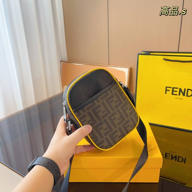 配礼盒 Fendl 芬迪 23新款系列 Fendace 相机包 和谐的色彩搭配 增添了复古的感觉 满满的logo 印花搭配 复古感十足.尺寸 14*6*18Cm - 点击图像关闭