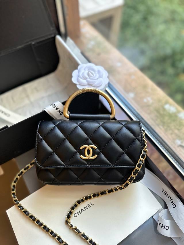 折叠礼盒包装 Chanel 金属镂空手柄 发财包 小香牛皮最近好多明星都在背chanel 19 这款包是由老佛爷karl Lagerfeld和chanel现任创