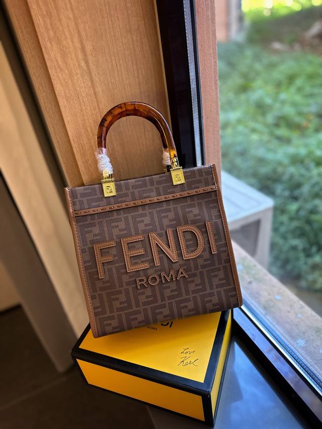 折叠礼盒包装 Size 25Cm F家 Fendi Peekabo 购物袋 经典的tote造型 但是这款最大的特点 手提斜挎