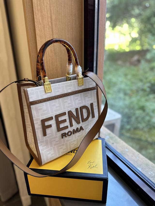 折叠礼盒包装 Size 25Cm F家 Fendi Peekabo 购物袋 经典的tote造型 但是这款最大的特点 手提斜挎