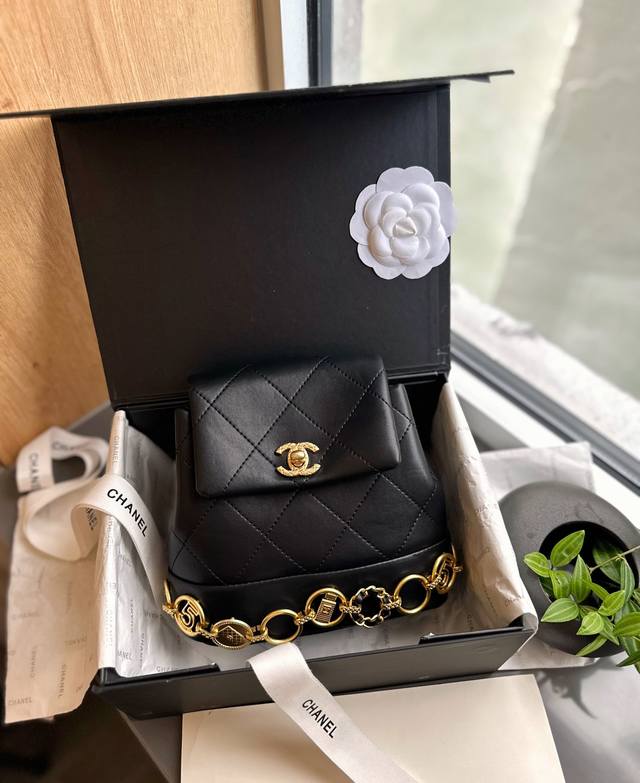 折叠礼盒 Chanel 23P Mini 金币双肩包 黑色系的搭配很适这季节 复古氛围感瞬间拉满 尺寸19 17Cm