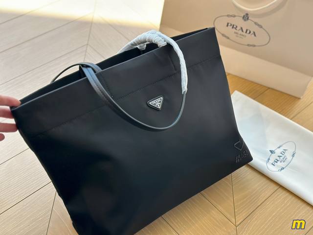 Size 40*35Cm Prad 托特包 购物袋 专用的尼龙面料 轻便 舒服 实用性超强 又是一颗永久不过时的购物袋