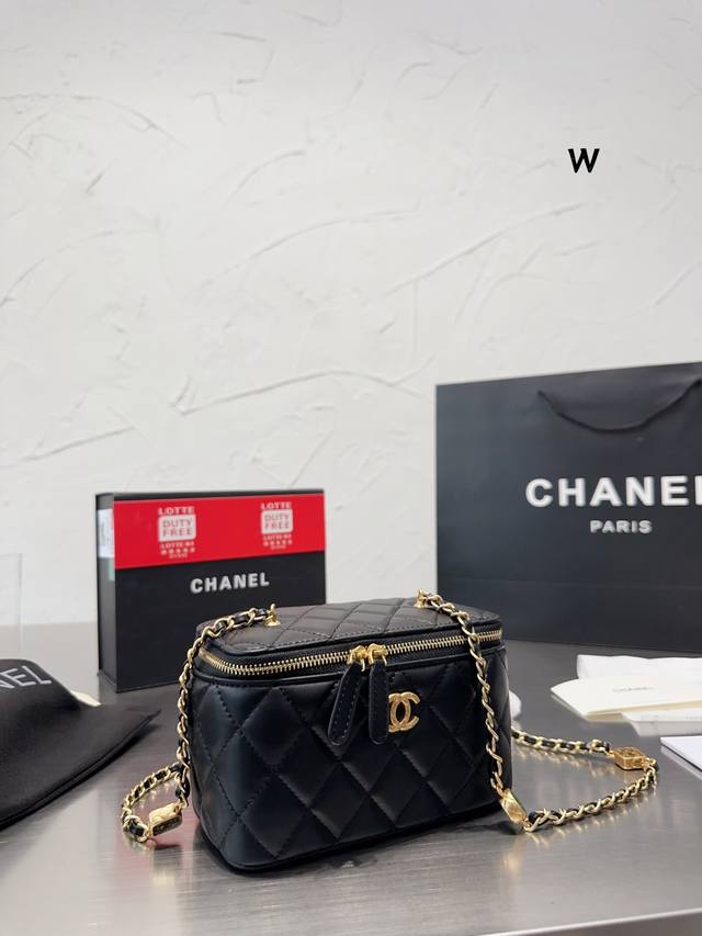 全套包装配包包雨衣 Chanel 2022新款爱心球盒子还是那句老话黑金配色yyds 方盒子还是手拎好看点 斜背略翘~但也不影响它的美丽 光面牛皮真的是蛮好看的 - 点击图像关闭