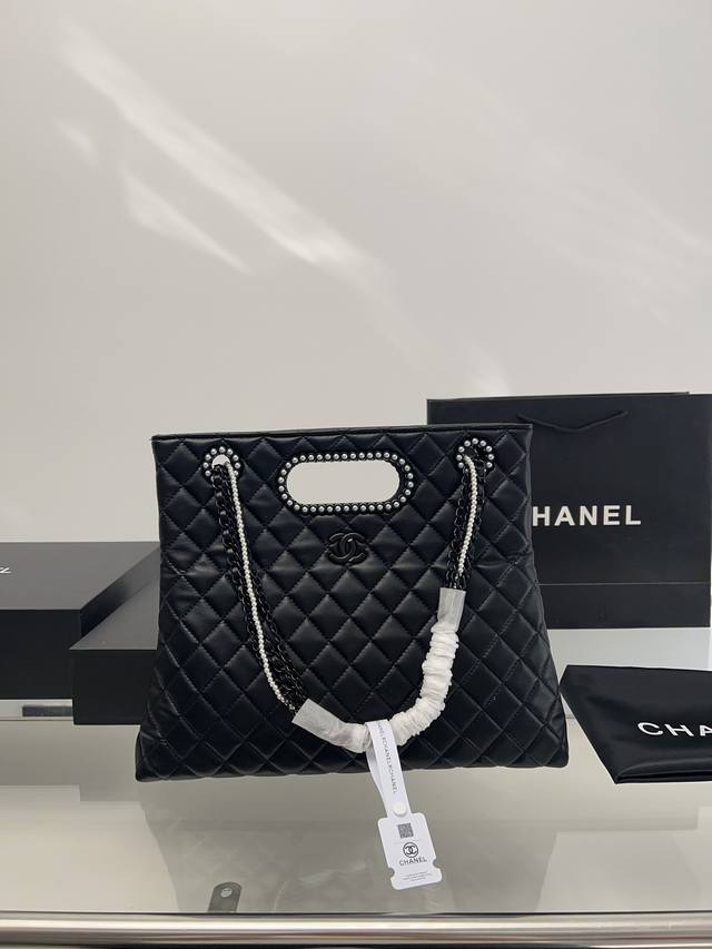 折叠盒 Chanel 23A手工坊 珍珠链条购物袋 颜色 多种材质 复古亮面小牛皮 人造珍珠 黑色金属扣包包可以当腋下包 也可以手拎那个镶满珍珠的把手 还可以折