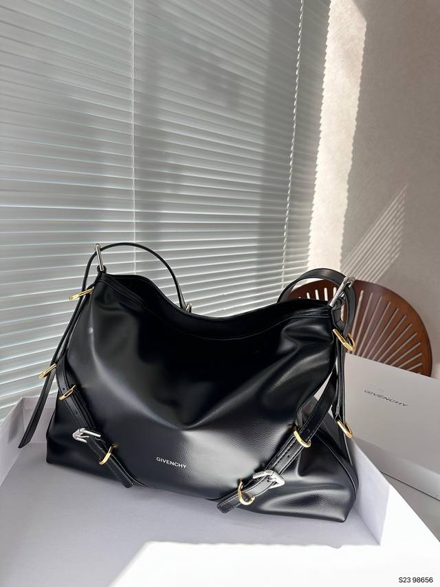 配盒子 Givenchy纪梵希 这只包是今年的黑马 女明星最近都在背的voyou系列 如果想尝试今年大热的废士风 或想走冷酷冷艳性感的话这只包绝了 肩带可调节 - 点击图像关闭