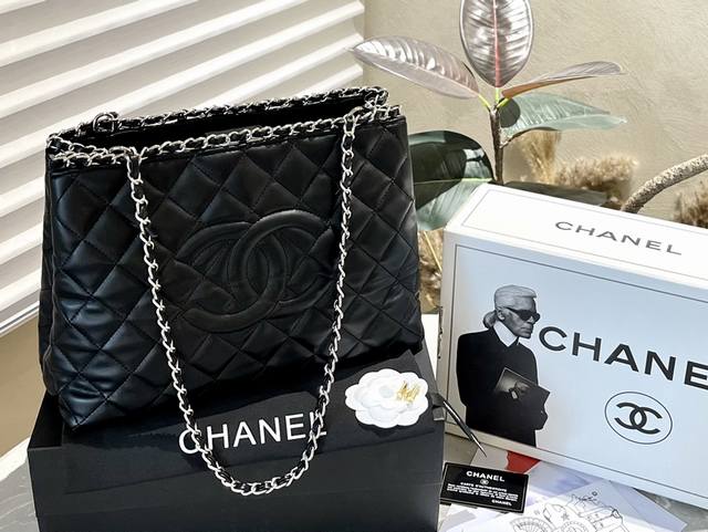 礼盒包装 Chanel 链条托特包 慵懒随性又好背 上身满满的惊喜 高级慵懒又随性 彻底心动的一只 Size 32 25Cm