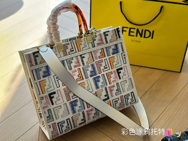 尺寸 36Cm F家 Fendi Peekabo 购物袋 经典的tote造型 但是这款最大的特点 手提腋下 - 点击图像关闭