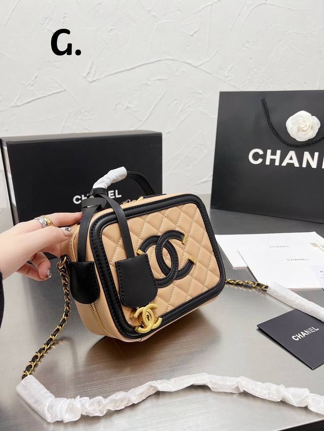 Chanel 香奈儿 新款盒子化妆包采用鱼子酱面料 制作 时时刻刻展现最美的你 可单肩 斜挎 尽显女人优雅气质 是一款超级百搭的休闲链条包尺寸 20